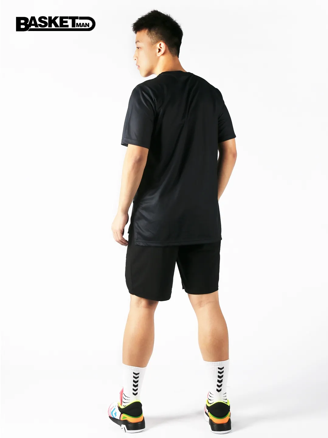 篮球服上的图案设计（夏季必备！宽松休闲的篮球运动短袖，胸前的图案亮了）