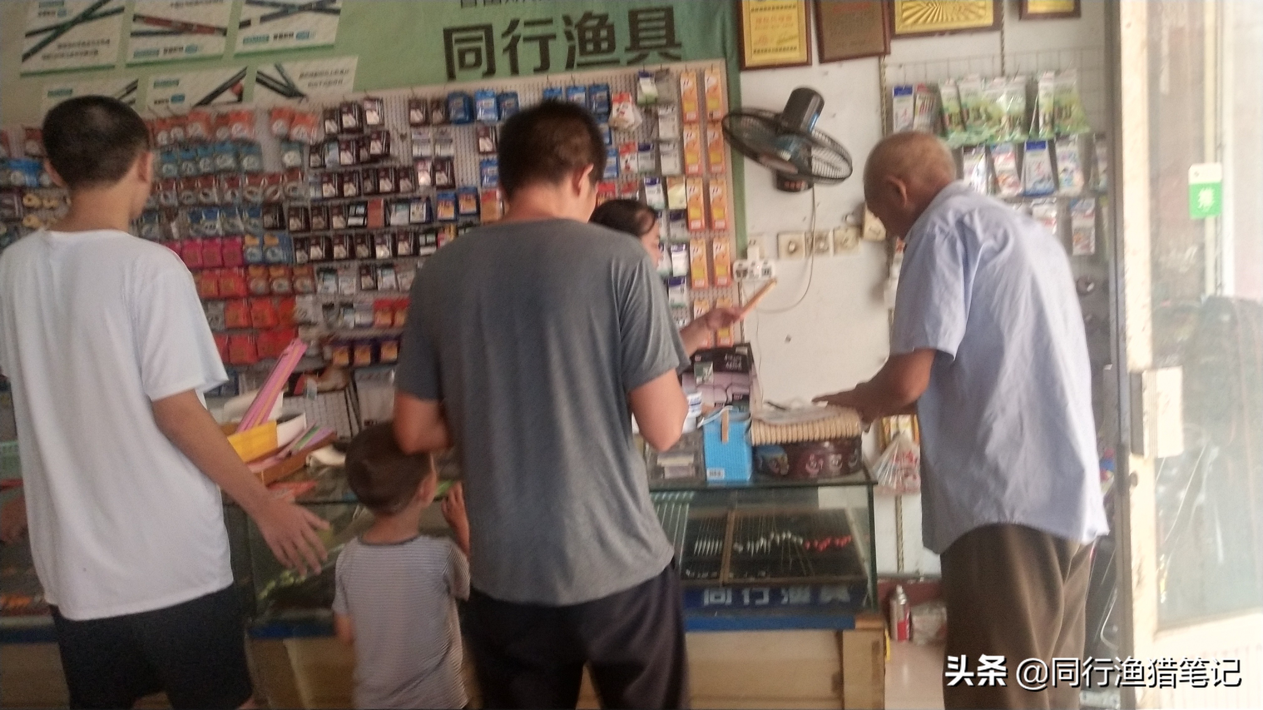老大爷怒斥儿子乱改渔具店货架装修设计