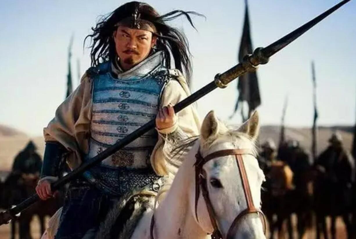 贵州一古墓曾出土偃月刀,仅重12斤,关羽那把82斤,真相是什么?