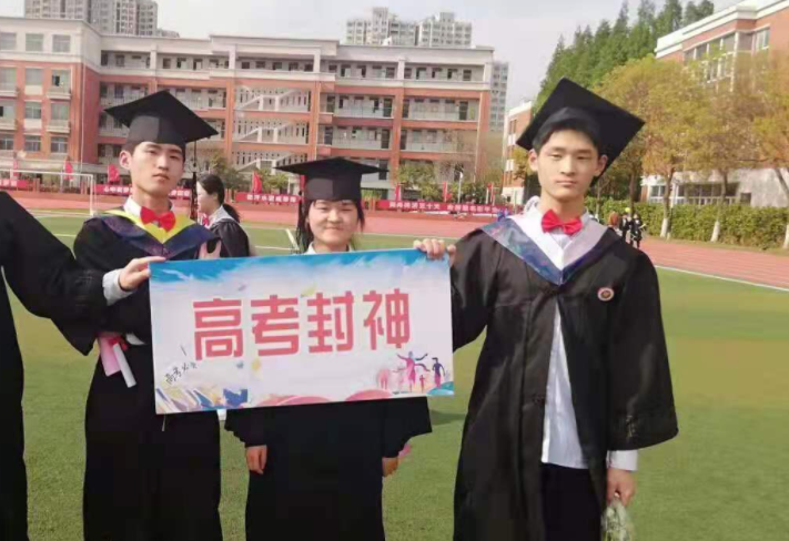 “三胞胎兄妹”成绩出炉，哥俩一文一理均过本科线，妹妹分数最高