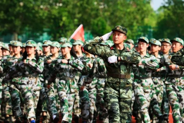 985四川大学新生军训因小事引发互相举报，看似闹剧实则需要深思