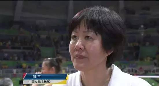 郎平为什么宣布退出中国女排主教练(为回国执教与前夫离婚的郎平，为何还是被冠上