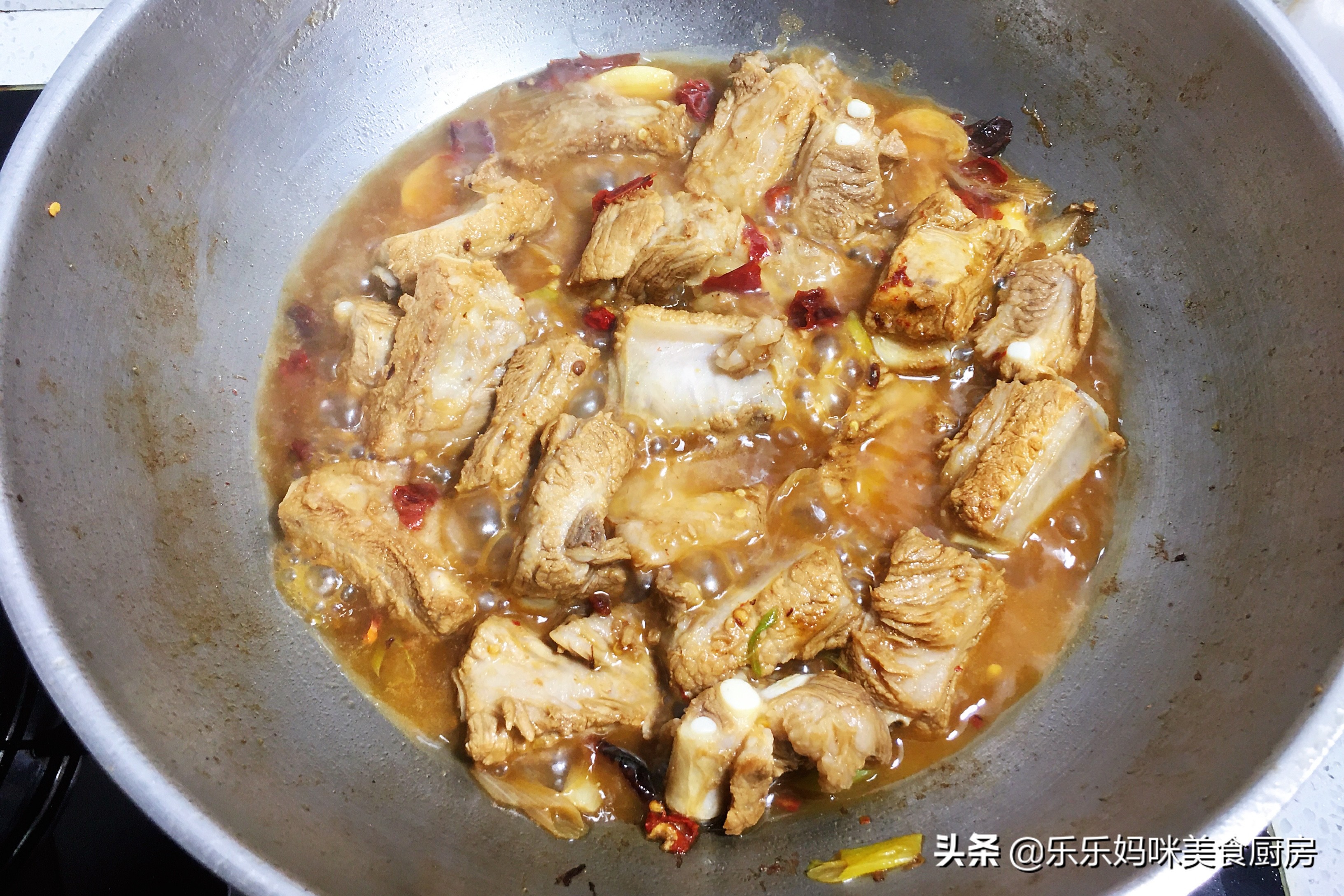 排骨土豆怎么炖最好吃（牢记3要点排骨软烂不塞牙）