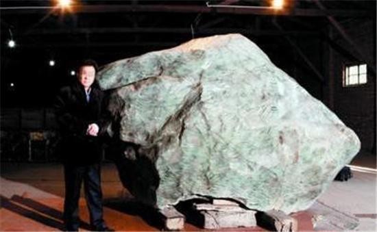 翡翠原石是翡翠吗(来自世界各地的天价翡翠原石，巨大无比，一件比一件惊人和有故事)