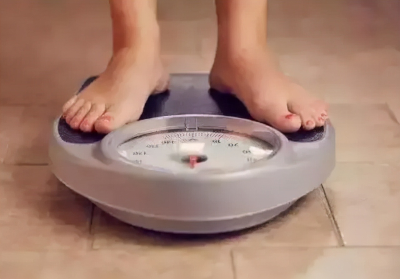 中年女人体重身高标准(女性过了50岁，体重多少比较合适？对照一下，或许你并不算胖)