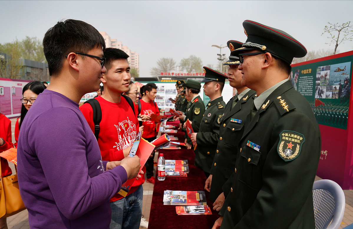 考士官学校都考什么（哪些士兵适合考军校和士官学校）