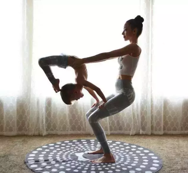 太美了！10个适合摆拍的亲子瑜伽体式，有娃的一起发朋友圈啦