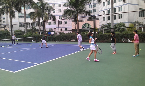 洪湖公园网球(深圳网球 打网球女生也能发挥所长！让友谊也变得纯粹与重要了)