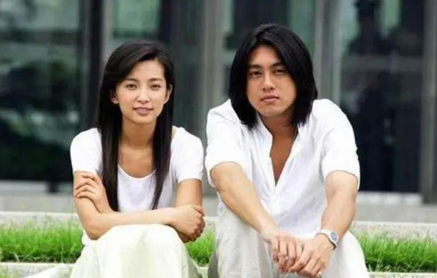 2004年，李冰冰刚从电梯走出，就被朱孝天抱住亲吻，两人彻夜未出