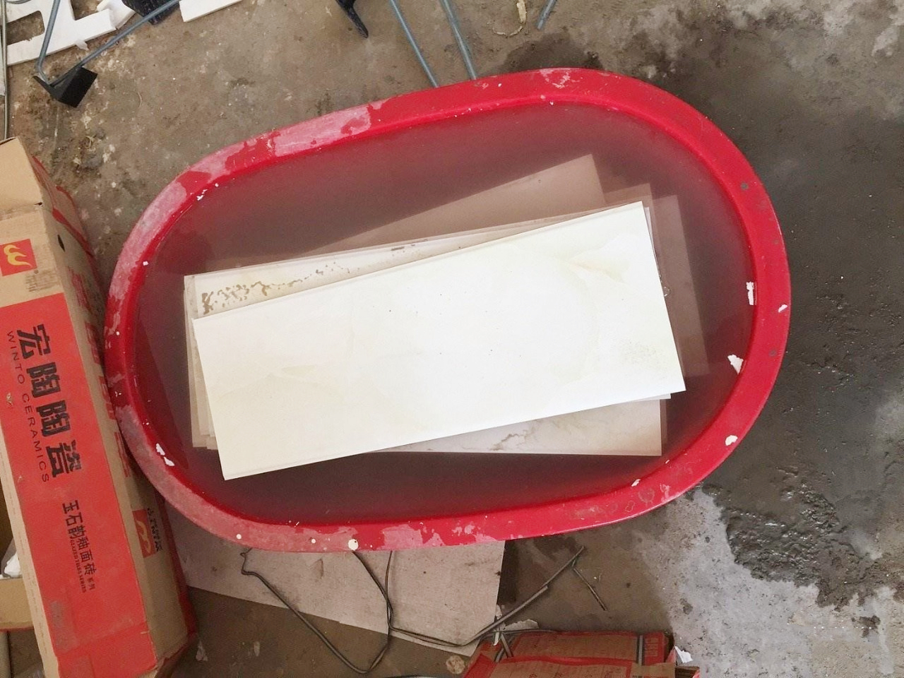 腻子里加胶水，水泥里加洗衣粉，遇到这样做的装修工人，赶紧轰走