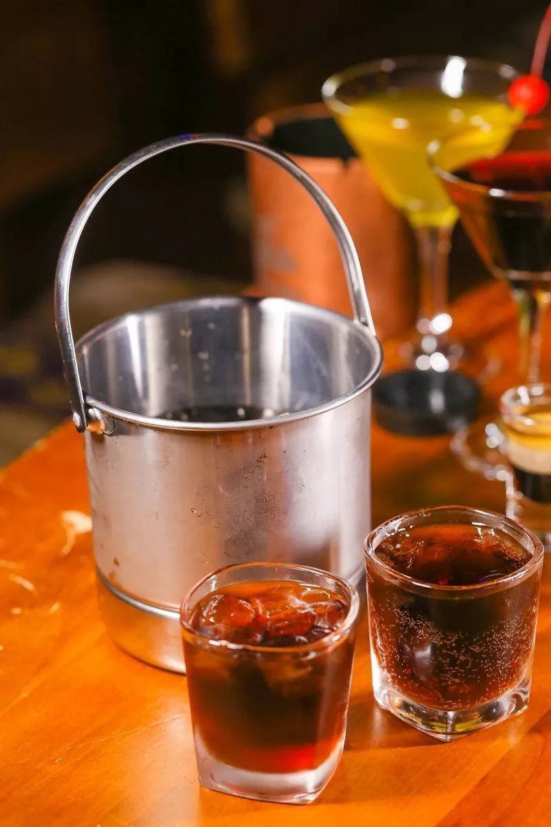 更可怕的是,威士忌可乐桶还混合其他酒水饮用,那简直是爆炸性伤害