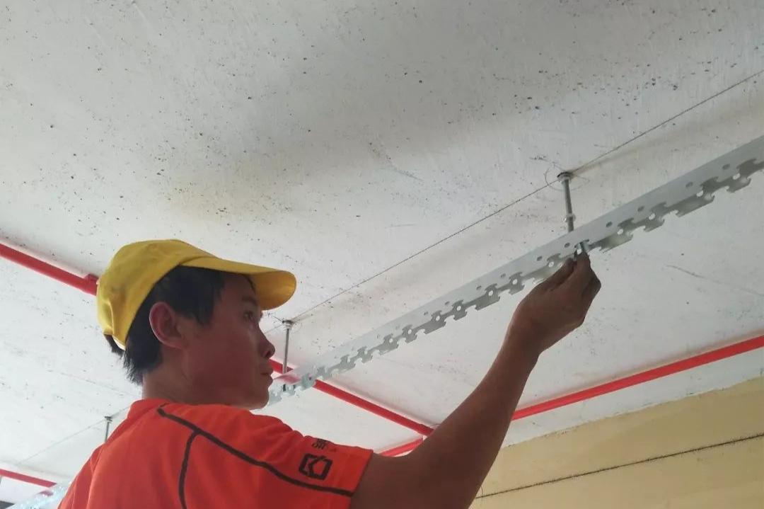 吊顶是怎么安装上去的？吊顶的安装过程以及注意事项，涨知识