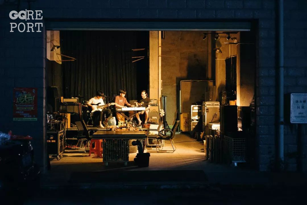 九连真人：小镇青年因为乐队的夏天一曲成名，留在故乡，还是去北京？