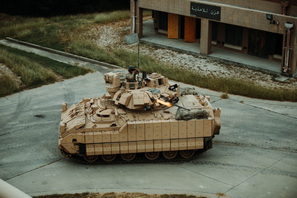美军最新装甲车上市，重点是防护强化，中国已经占了全面优势。