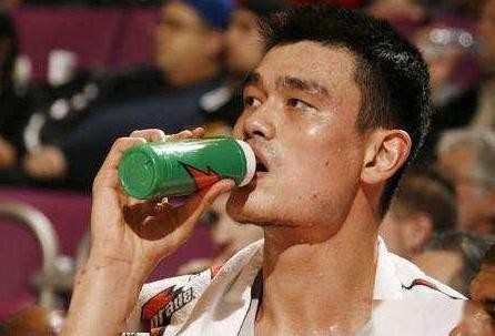 为什么nba的人手很大(NBA巨人手上的矿泉水，看照片大手尺寸夸张！奥胖喝水如喝口服液)