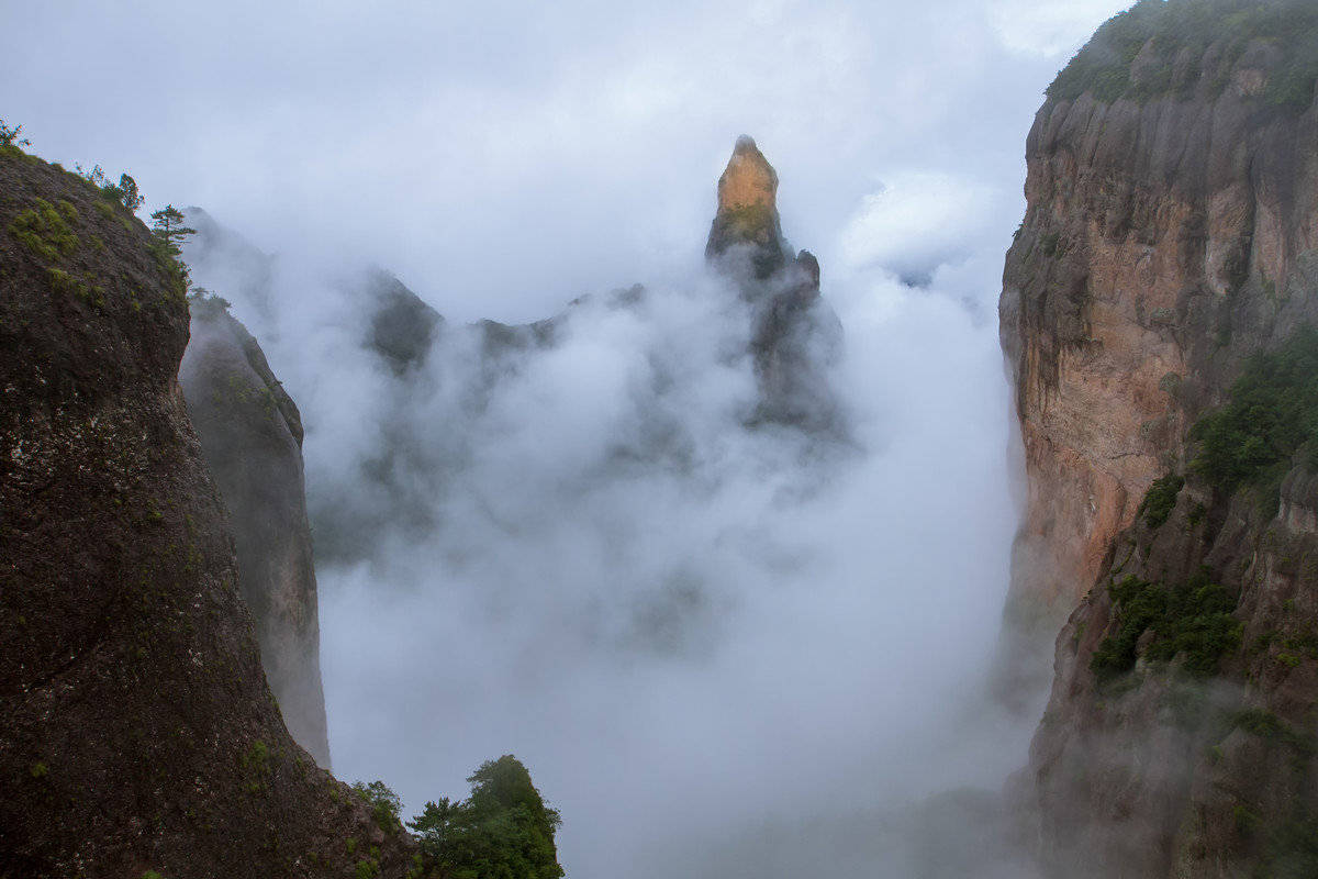 打油诗／云雾绕山巅，仙居世外天