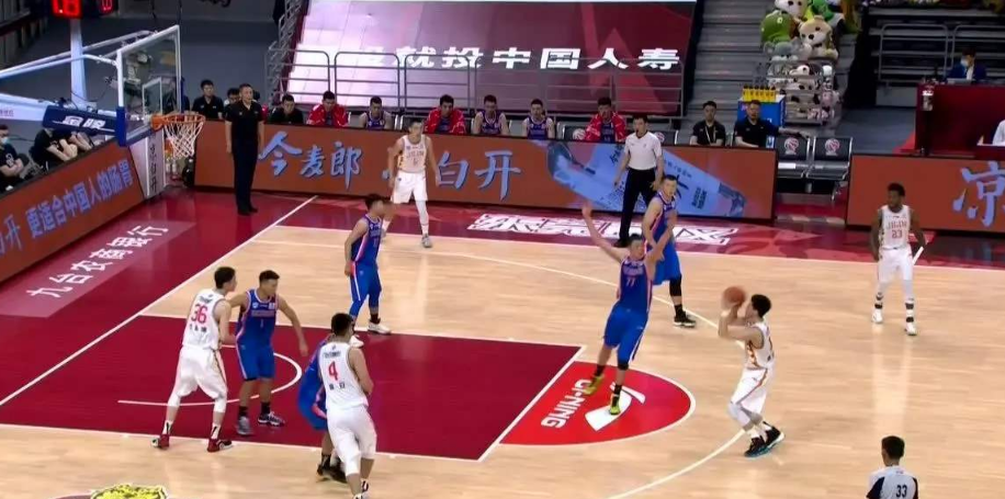 为什么cba球员这么多走步(在NBA很普遍的后撤步，为何在CBA却看不到？球迷的评价太过无奈)