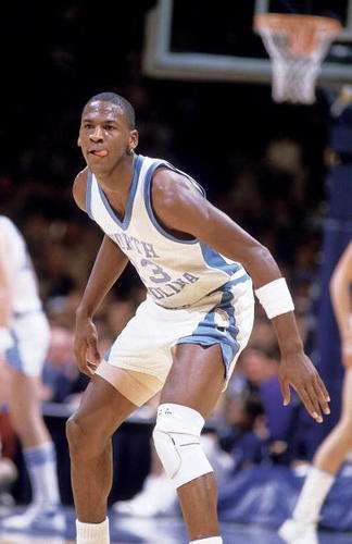 为什么nba大学时期得分都低（乔丹生涯10次得分王，场均30.1分，为何大学时才17.7分？）