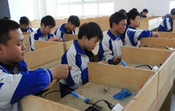 技校能“乱”到什么程度？学生不把老师放在眼里，难怪家长担忧