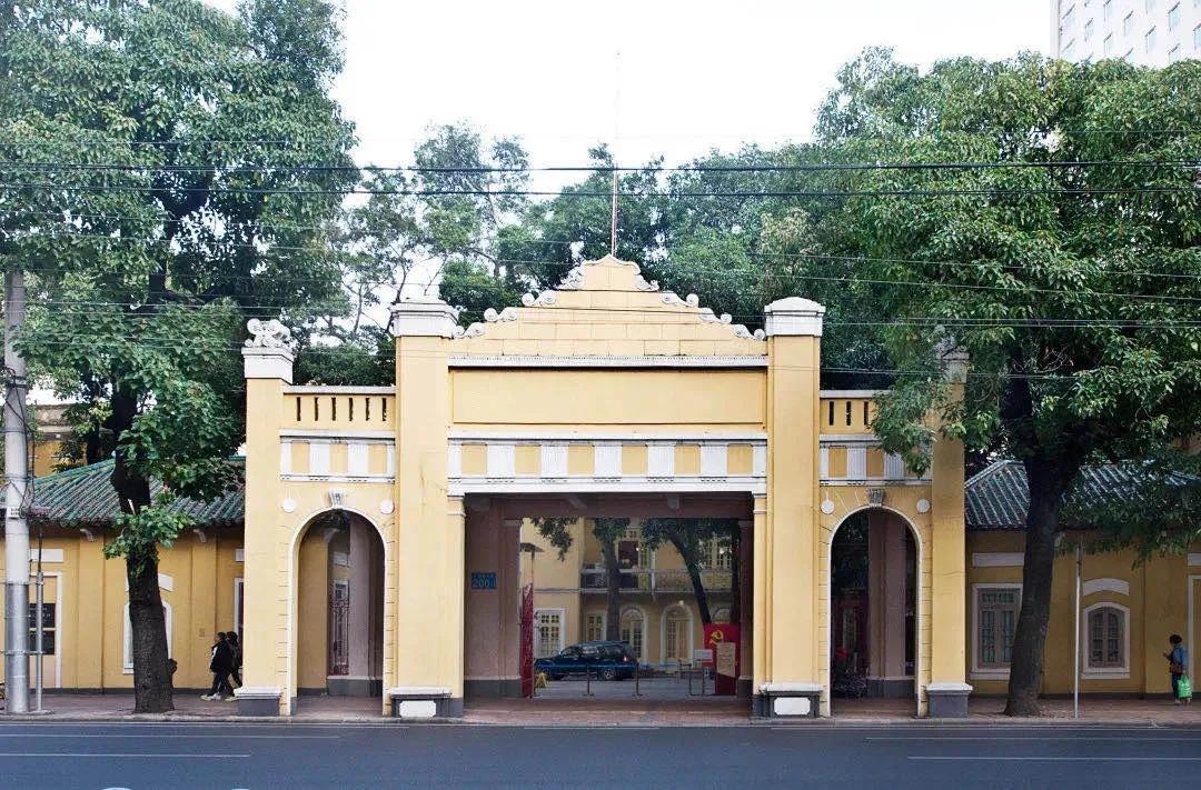 广州起义馆是一座黄墙白雕的凸字形建筑,是原国民政府的所在.