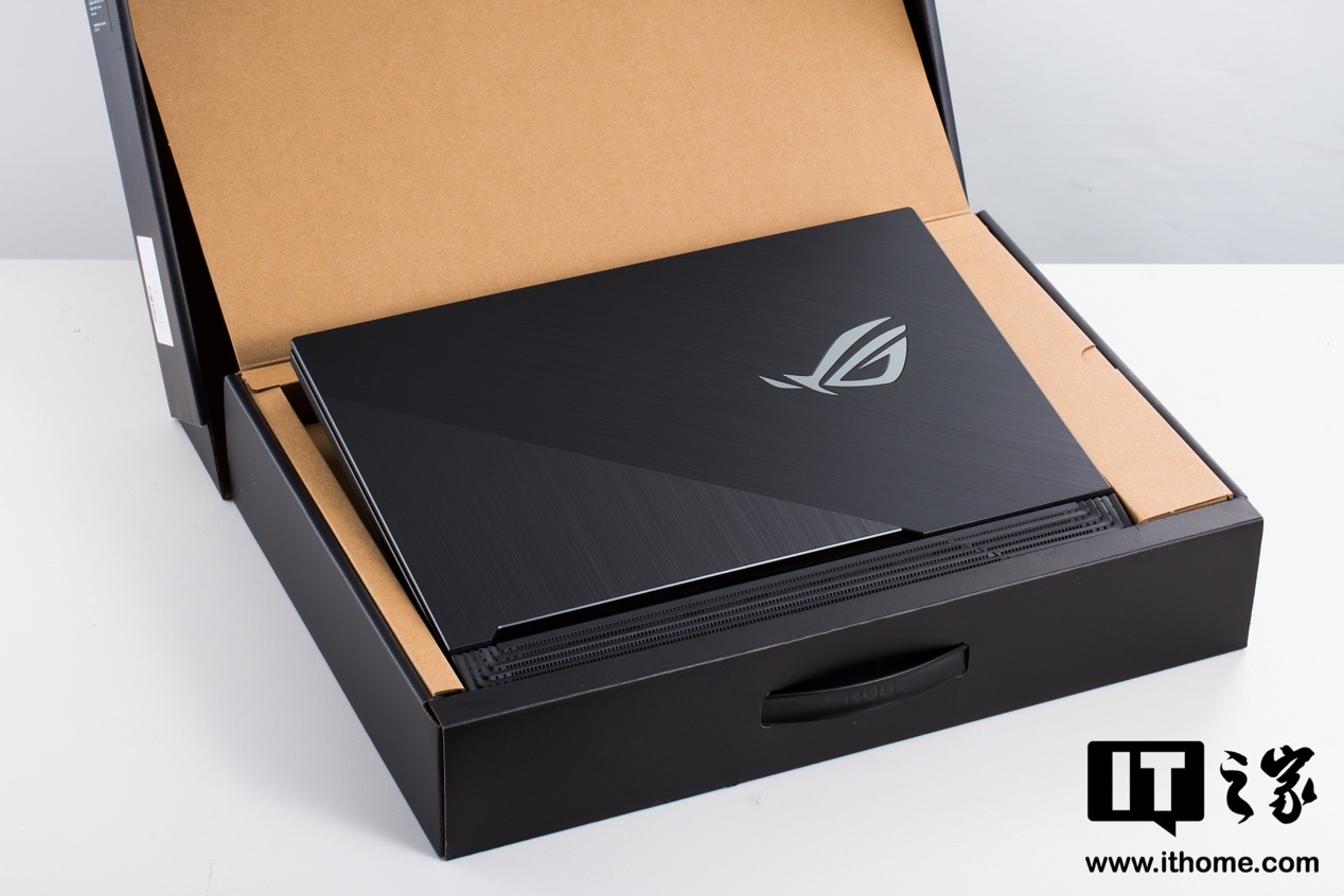 炫酷 rgb 加持畅玩光追游戏,rog 魔霸 4 体验评测