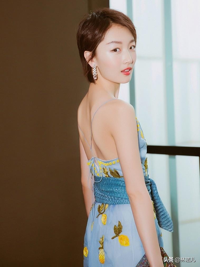 做热巴的颜粉太幸福,最新硬照秀蝴蝶骨绝美,真是美人在骨不在皮