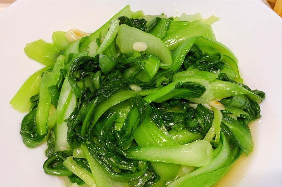 炒青菜，不变色不出汤是基础，广东大厨分享2个窍门，好看又好吃