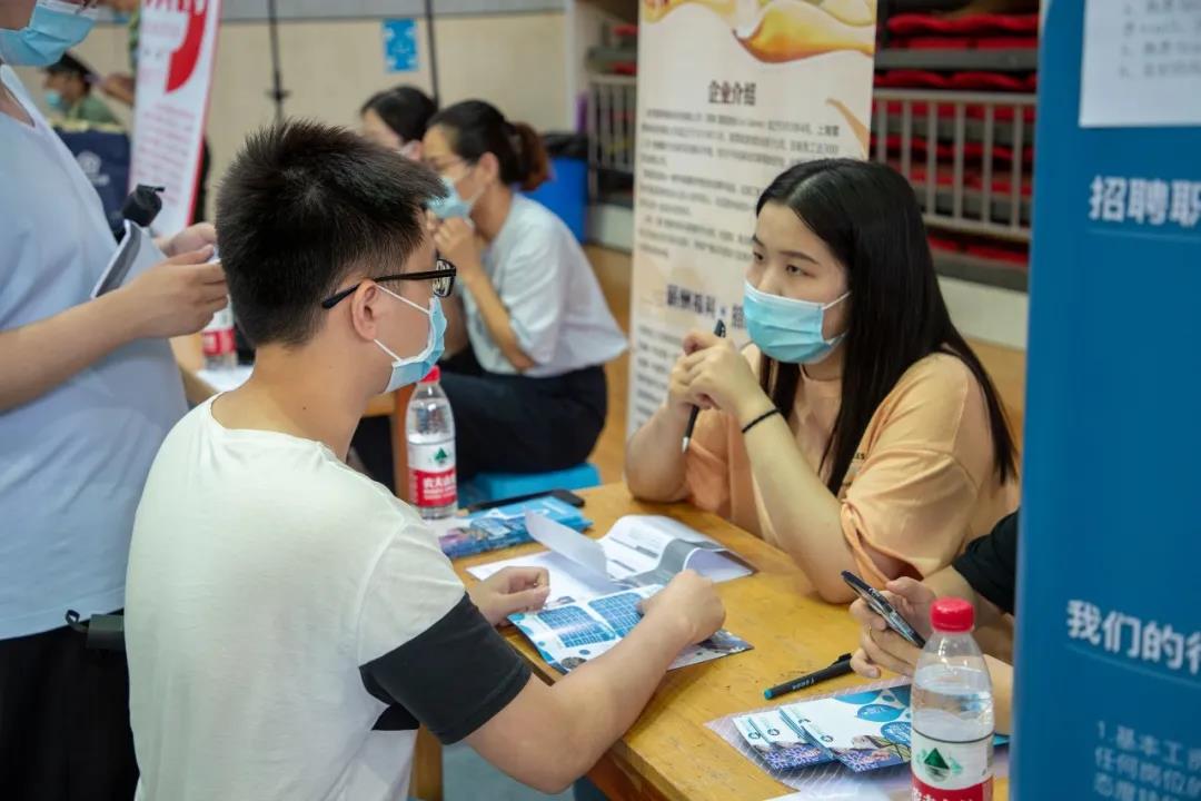 107家企业奔赴南京这所高校，带来4000多个岗位，软件和信息技术人才最紧俏！