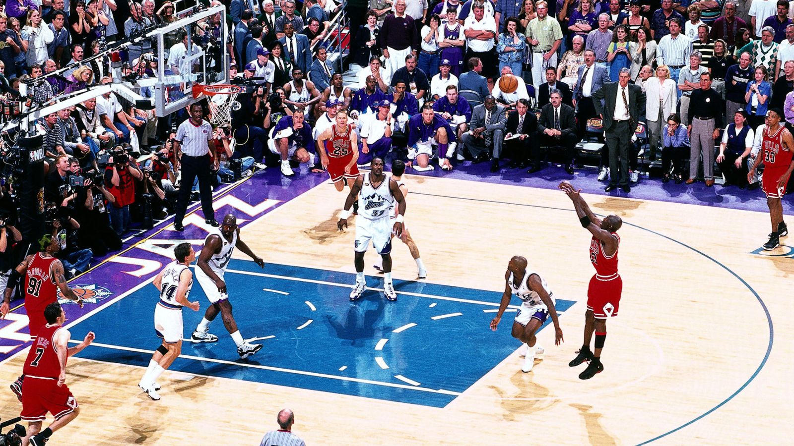 NBA总决赛经典时刻，乔丹换手上篮，詹姆斯世纪追帽伊戈达拉