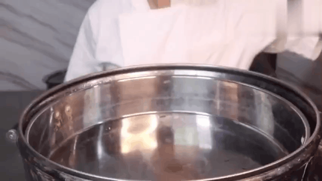 一年产396条美食视频，18年粤菜大厨教244万人“在线开店”