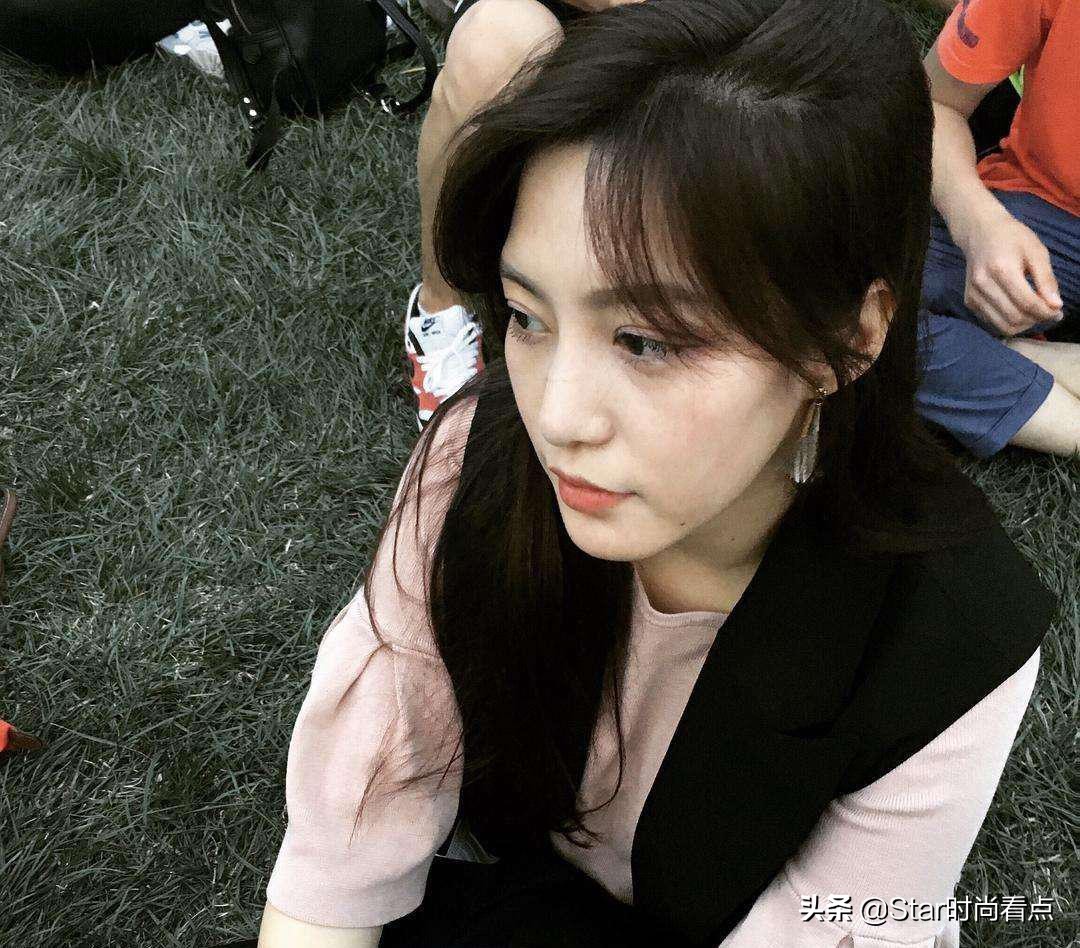 48岁美女经纪人最美街拍！眉眼之间像高圆圆，身材不逊色热巴