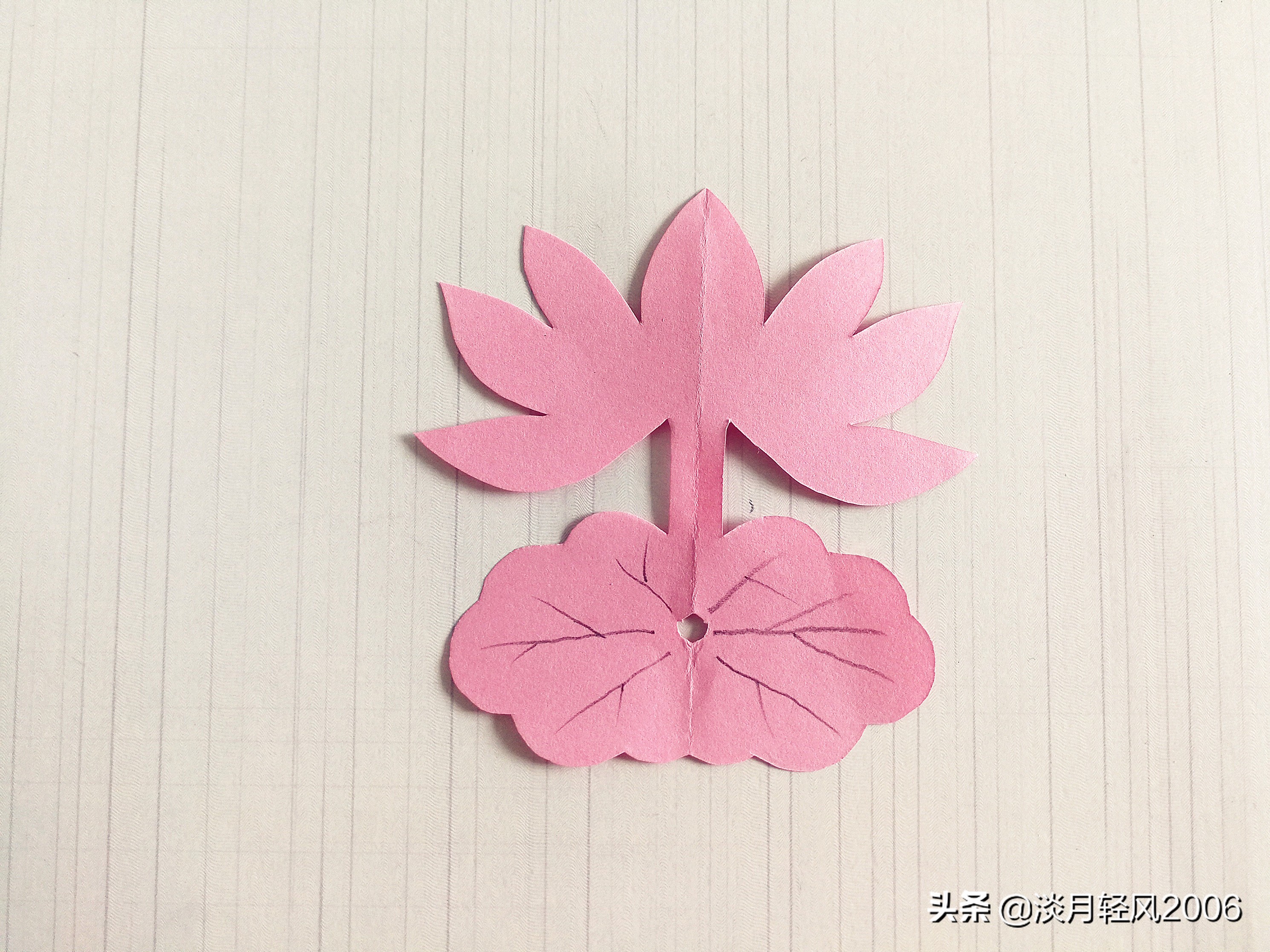 窗花怎么画(幼儿园手工,剪纸荷花教程,简单易学)