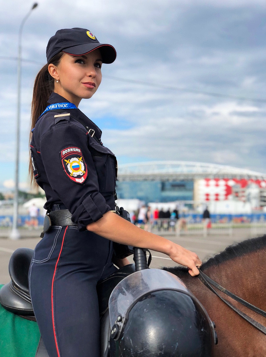 俄罗斯世界杯女骑警(莫斯科最美女骑警，颜值一路开挂，执勤参加真人秀两不误)
