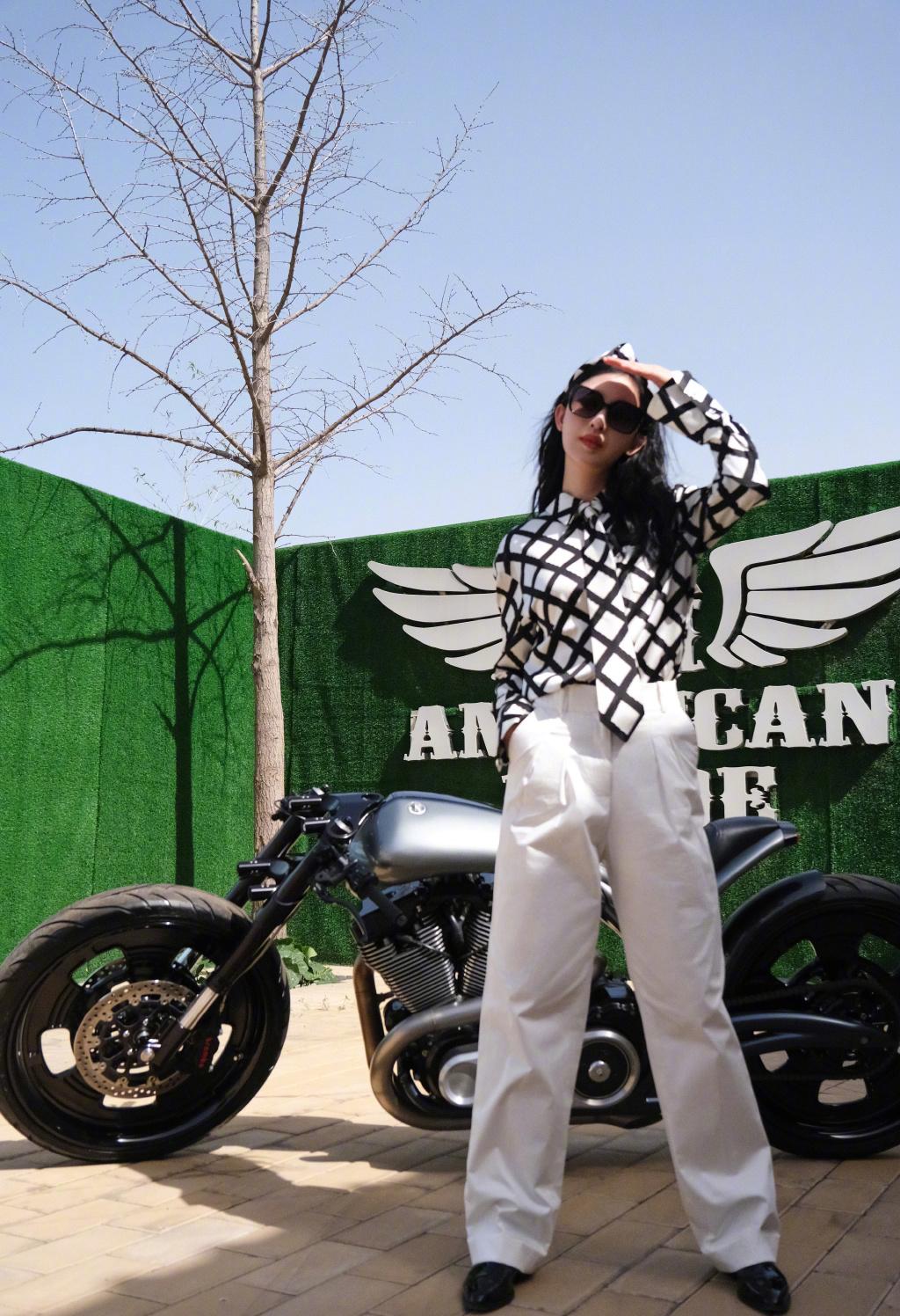 街拍摩托车(张俪可是太迷人了,一身复古造型穿出大长腿,坐摩托车上