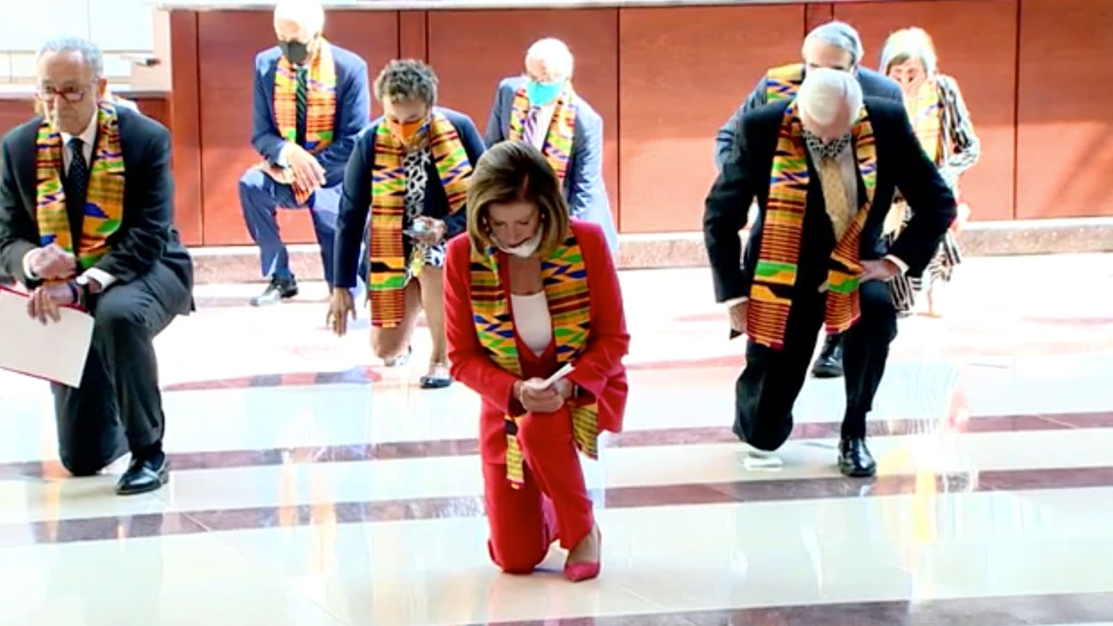 为什么nba开场前会单膝跪地（没得选的选择题！梅西下跪，NFL、NBA、英超，球员何时能站起来？）