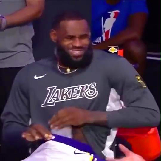 nba球员为什么嚼冰块（笑趴！赛前詹姆斯一脸坏笑地从裤裆掏出什么？别想多了（附视频））-华海博客
