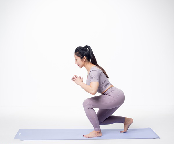 “懒人”产后恢复操，3个产后瑜伽动作，凹腹、瘦腿两不耽误