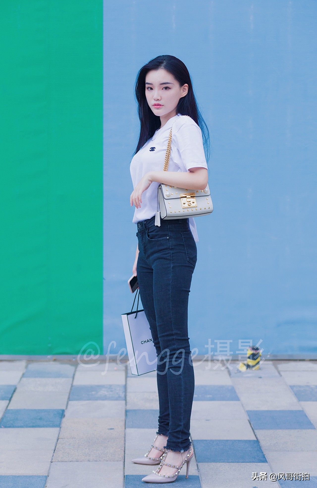三里屯偶遇穿牛仔裤的小美女，酷似超模奚梦瑶有没有？