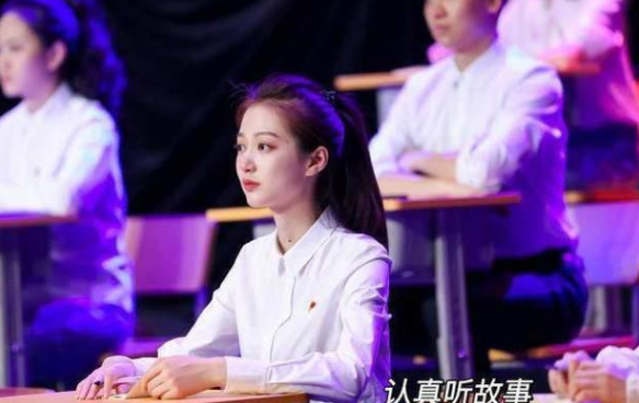 中国传媒大学校花走红，被称为千里挑一的领诵员，家庭背景曝光