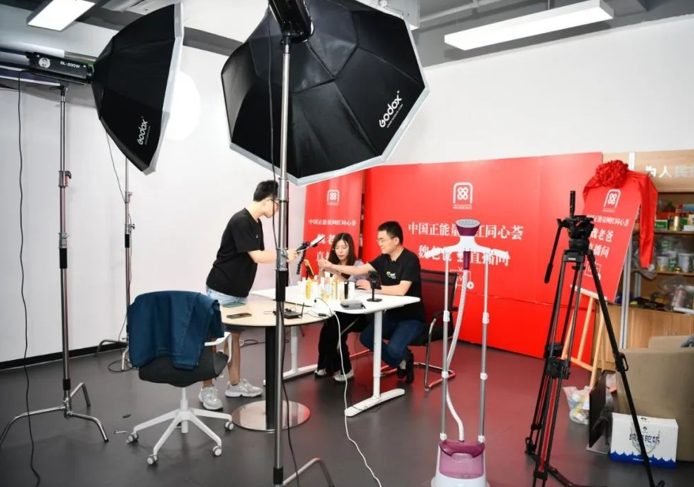 她是雪梨、林珊珊背后的真正推手，小妹的相却有大姐的范