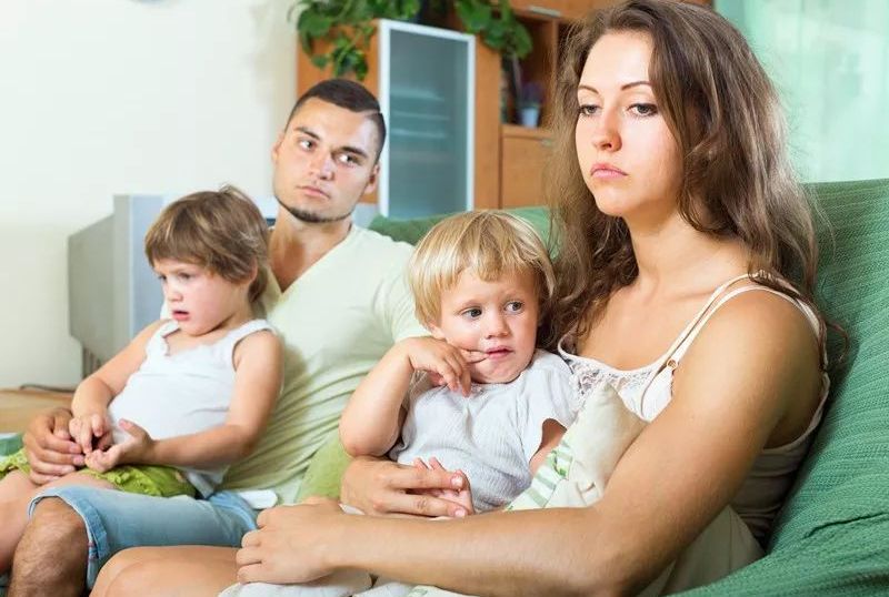 二胎会越生越穷？“跟风”生二胎的家庭，将来会面临这几个问题