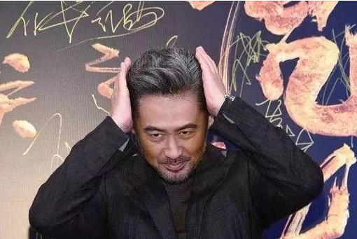 回首2019年“吴秀波出轨”事件，以为是情乱惹祸，真相却暗藏玄机