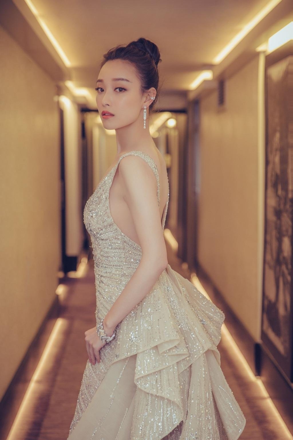 倪妮一袭淡雅长裙惊艳出场，深V大露美背，性感满分