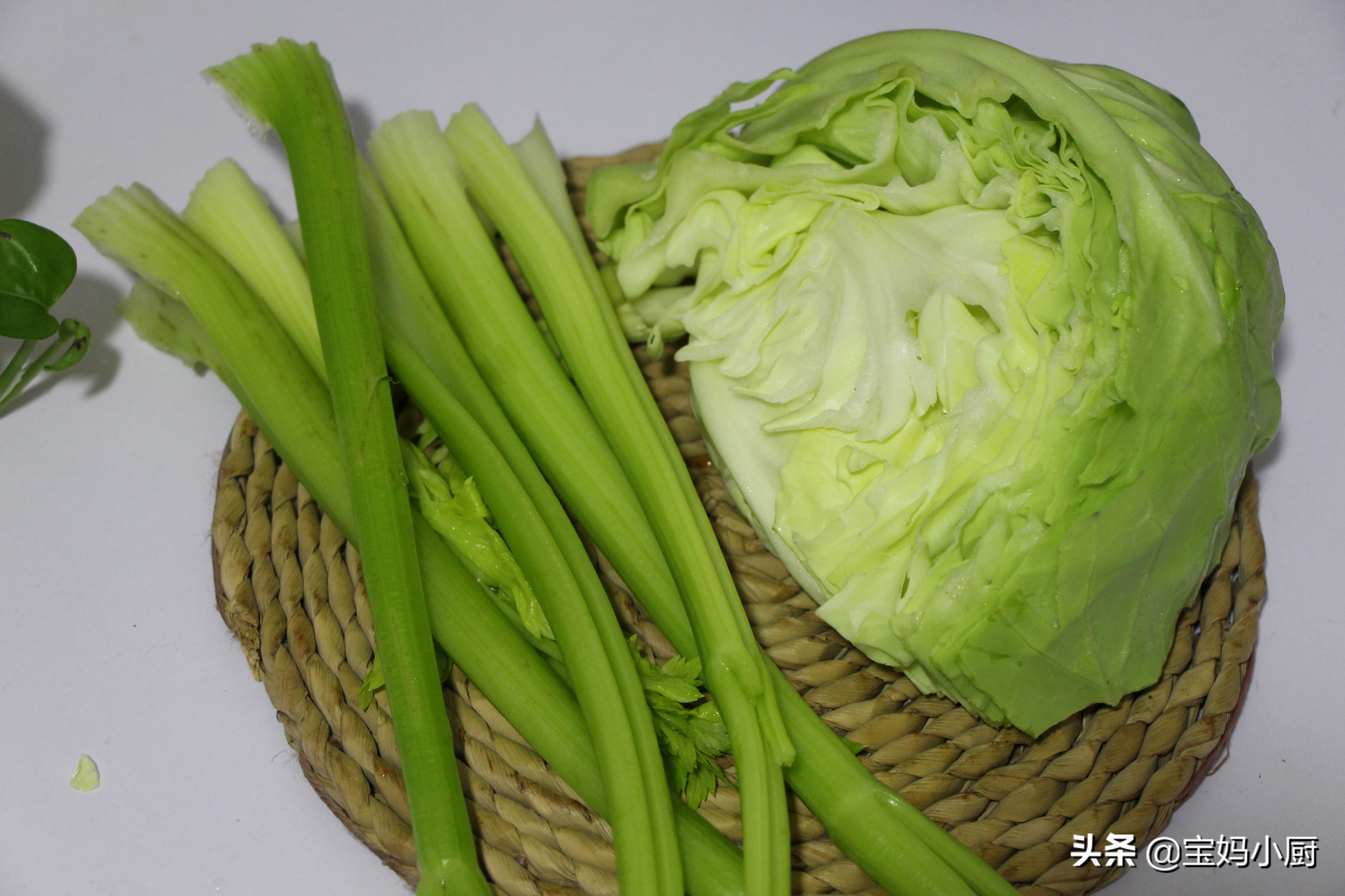 莲花白包子馅怎么做好吃（圆白菜和芹菜蒸包子好吃营养）