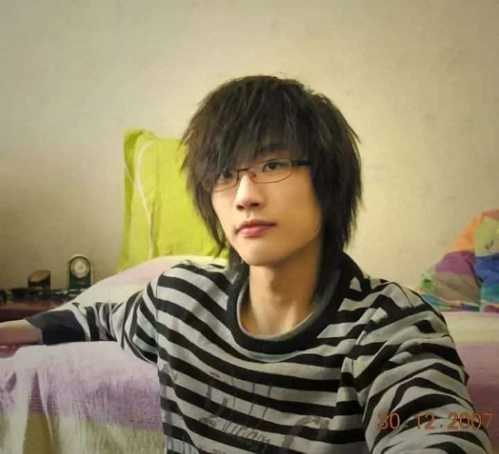 随着非主流时代坠落的巨星，“过气歌手”许嵩凭什么被央视狂赞