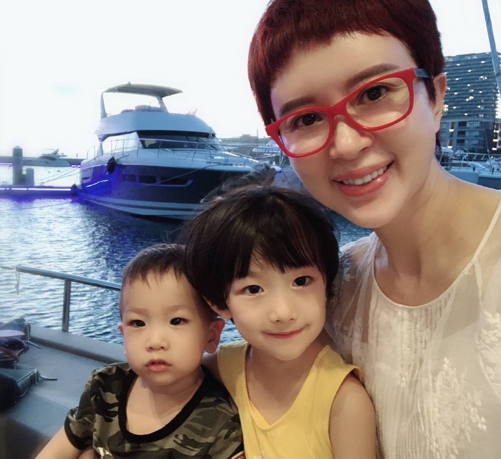 金巧巧女儿长大啦!剃寸头五官英气似男孩,身高已达妈妈胸口