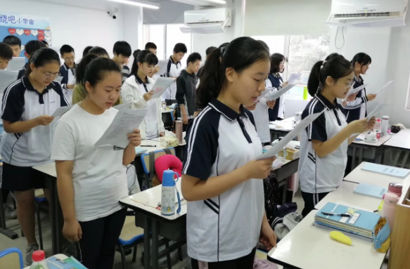 高考430分考上三本，开学看到室友心态崩盘了：我想复读重考大学