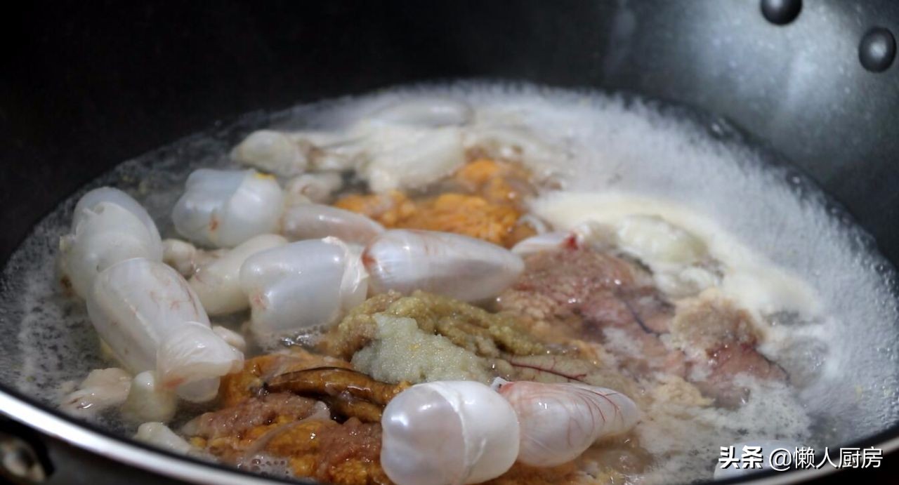 这是辣炒鱼杂的做法，18元一斤的鱼籽鱼泡，这样处理吃着不腥