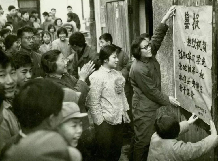 44年前高考试卷被曝出，高中生看后笑出声，这样的考题我能上清华