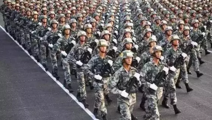 飞行员李剑英：战机遇鸽群，为救村庄，16秒内3次放弃逃生机会